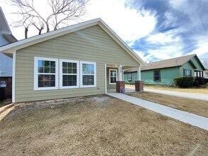924 E Annie St Fort Worth, TX 76104 photo 3