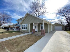 924 E Annie St Fort Worth, TX 76104 photo 2