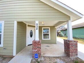 924 E Annie St Fort Worth, TX 76104 photo 5
