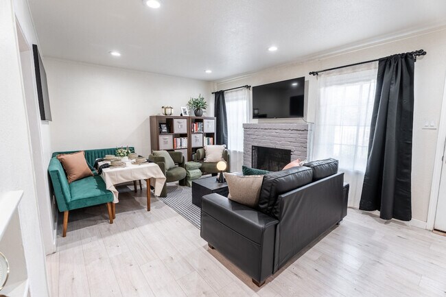 2359 Oakwood Dr East Palo Alto, CA 94303 photo 3