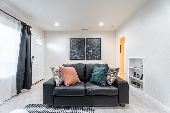 2359 Oakwood Dr East Palo Alto, CA 94303 photo 2