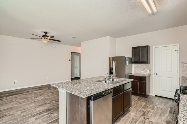 237 Hess Dr Kyle, TX 78640 photo 4