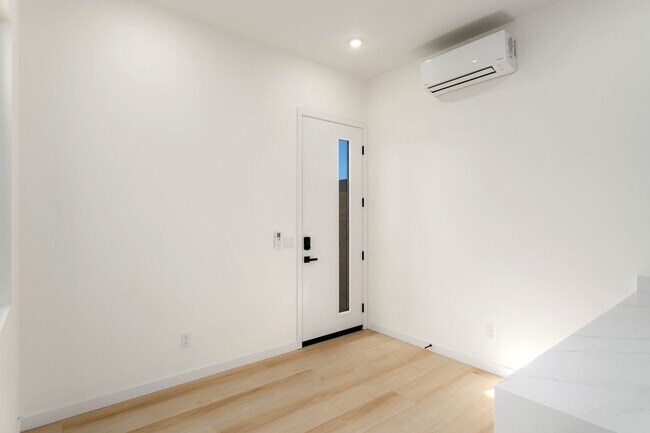4611 Almayo Ave San Diego, CA 92117 photo 2