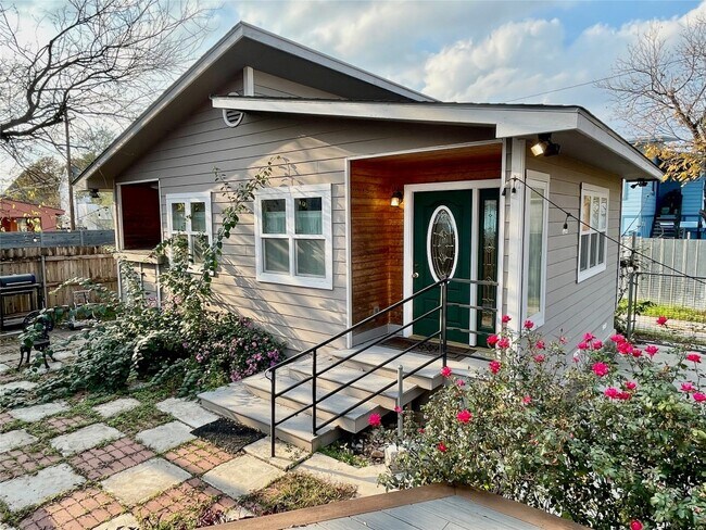2404 E 11th St Austin, TX 78702 photo 3