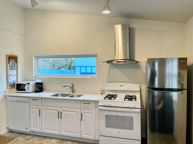 2404 E 11th St Austin, TX 78702 photo 5