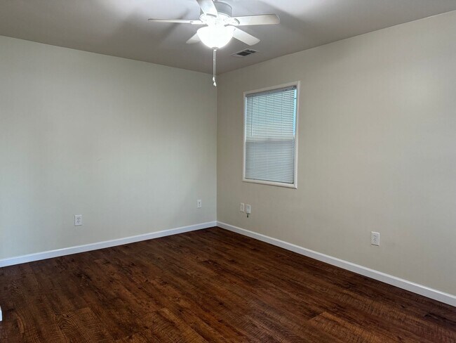 2 Bed 1 Bath House in Oakland photo 3