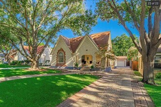 915 Stewart Dr Dallas, TX 75208 photo 2