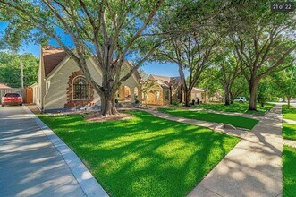 915 Stewart Dr Dallas, TX 75208 photo 5