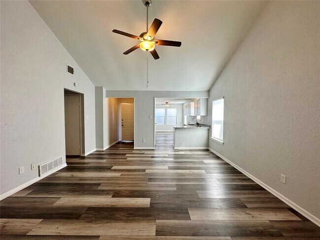 814 North Riverside Drive, Grapevine, TX 76051 photo 3