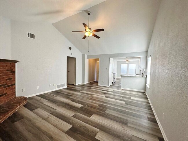 814 North Riverside Drive, Grapevine, TX 76051 photo 4
