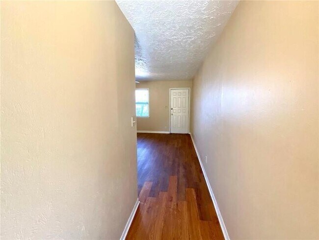 906 N LBJ Dr San Marcos, TX 78666 photo 2