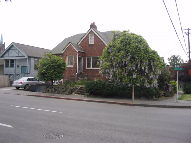 5267 11th Ave NE Seattle, WA 98105 photo 2