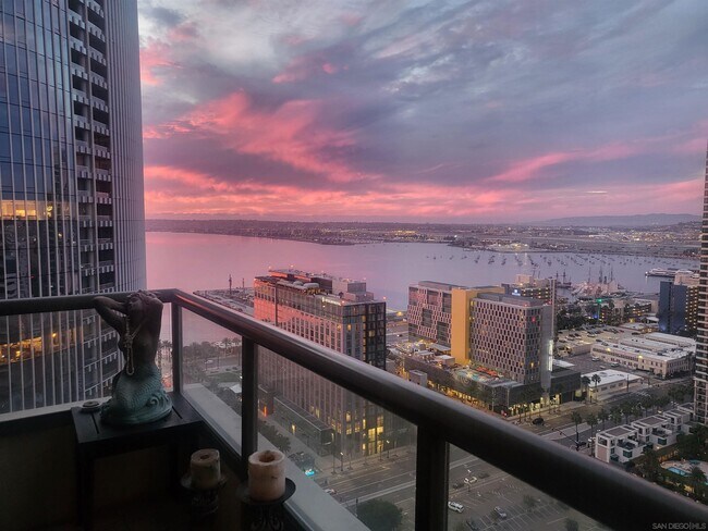 700 W E St San Diego, CA 92101 photo 2