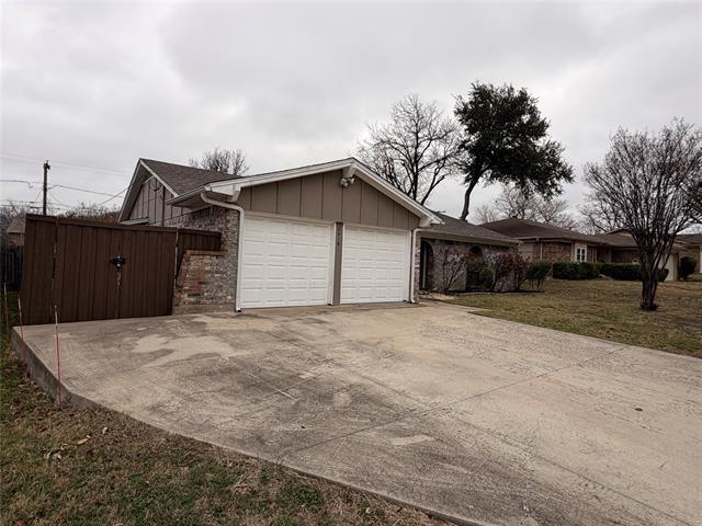 2418 Parkside Dr Grand Prairie, TX 75051 photo 2