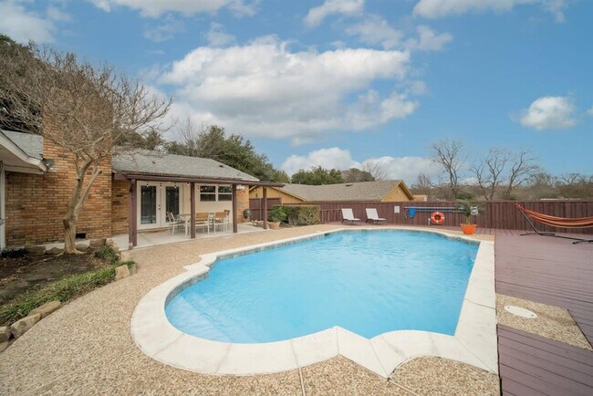 2922 Clover Valley Dr Garland, TX 75043 photo 3