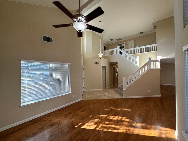 Beautiful 3 Bedroom, 2.5 Bath Antioch Home / 3 Car Garage photo 3