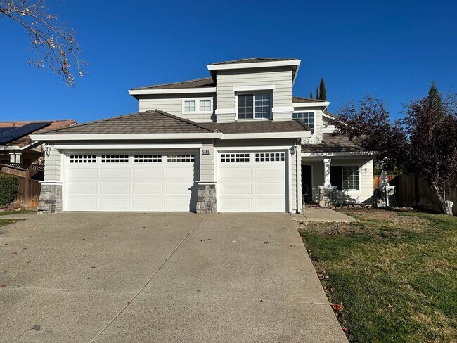 Beautiful 3 Bedroom, 2.5 Bath Antioch Home / 3 Car Garage photo 2