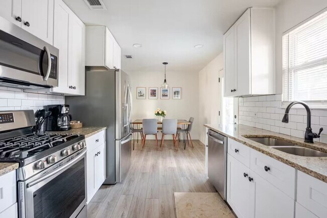 601 W 4th St Georgetown, TX 78626 photo 4
