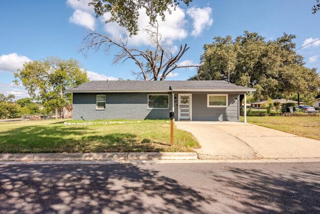 601 W 4th St Georgetown, TX 78626 photo 2