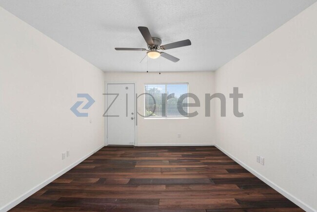 Unit 411 photo 4