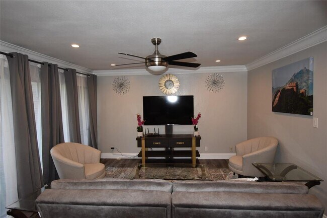 538 Ave Grand Prairie, TX 75050 photo 3