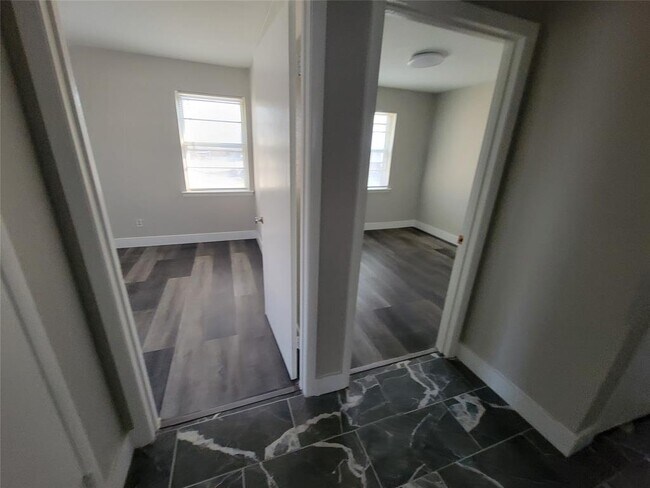 109 West Baron Place, Grand Prairie, TX 75051 photo 3