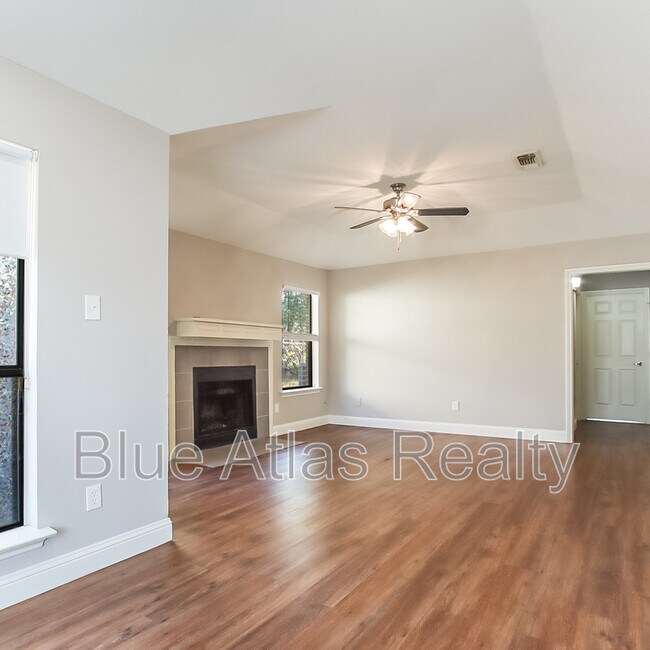 2024 Wesley Dr Arlington, TX 76012 photo 3