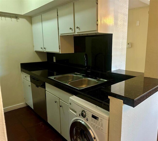 1217 1/2 W 39th St Austin, TX 78756 photo 2