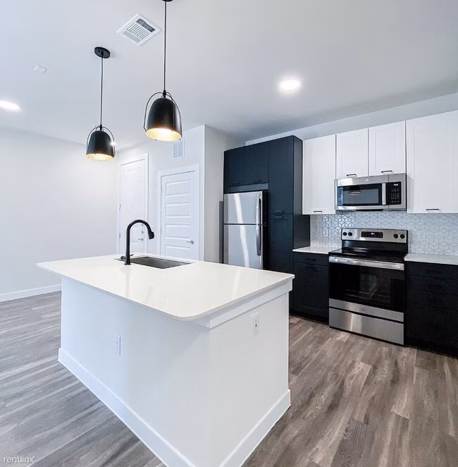 502 S Austin Ave Georgetown, TX 78626 photo 2