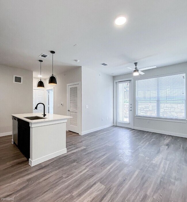 502 S Austin Ave Georgetown, TX 78626 photo 4