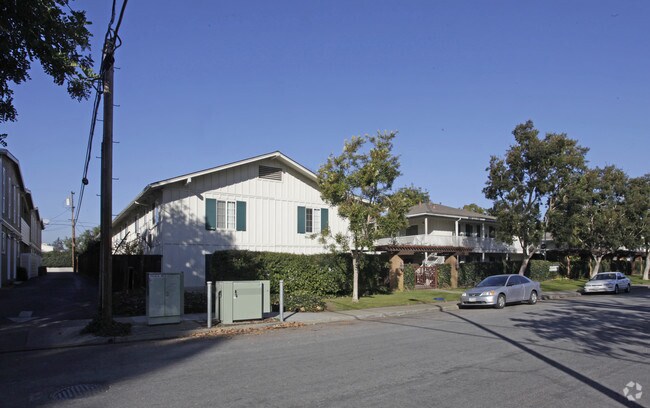 Casa Monterey Apartments photo 2
