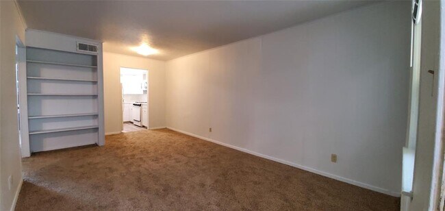 2404 Louise St Denton, TX 76201 photo 2