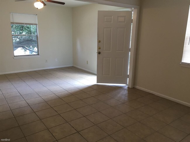 319 Manuel Dr photo 4