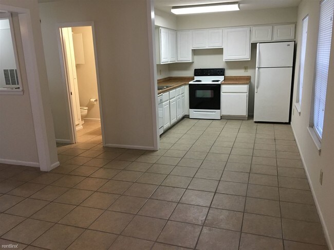 319 Manuel Dr photo 2