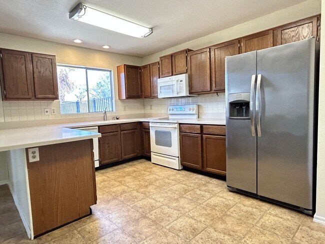 9002 W Malapai Dr Peoria, AZ 85345 photo 4
