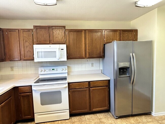 9002 W Malapai Dr Peoria, AZ 85345 photo 5