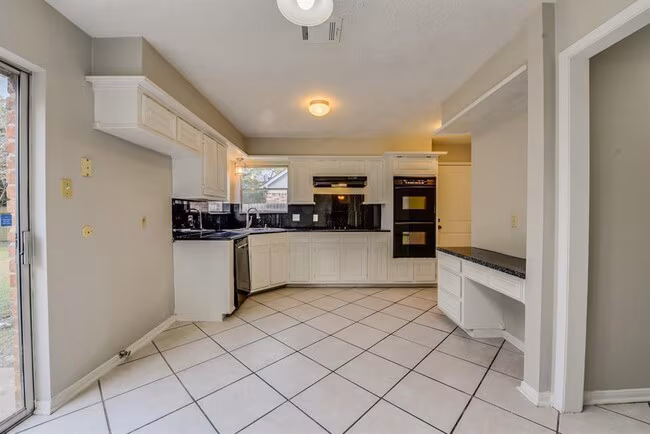 8206 Amurwood Drive, Tomball, TX 77375 photo 2