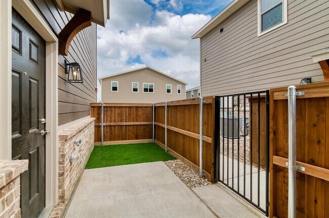 607 Harvest Moon Drive, Venus, TX 76084 photo 3
