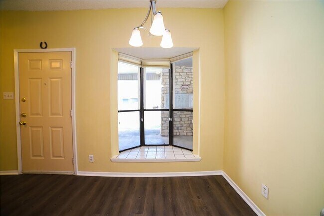 2604 Salado St Austin, TX 78705 photo 2