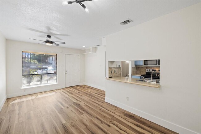 1705 Crossing Pl Austin, TX 78741 photo 4