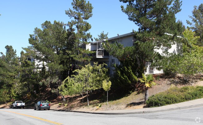 Carlmont Heights Apartments photo 4