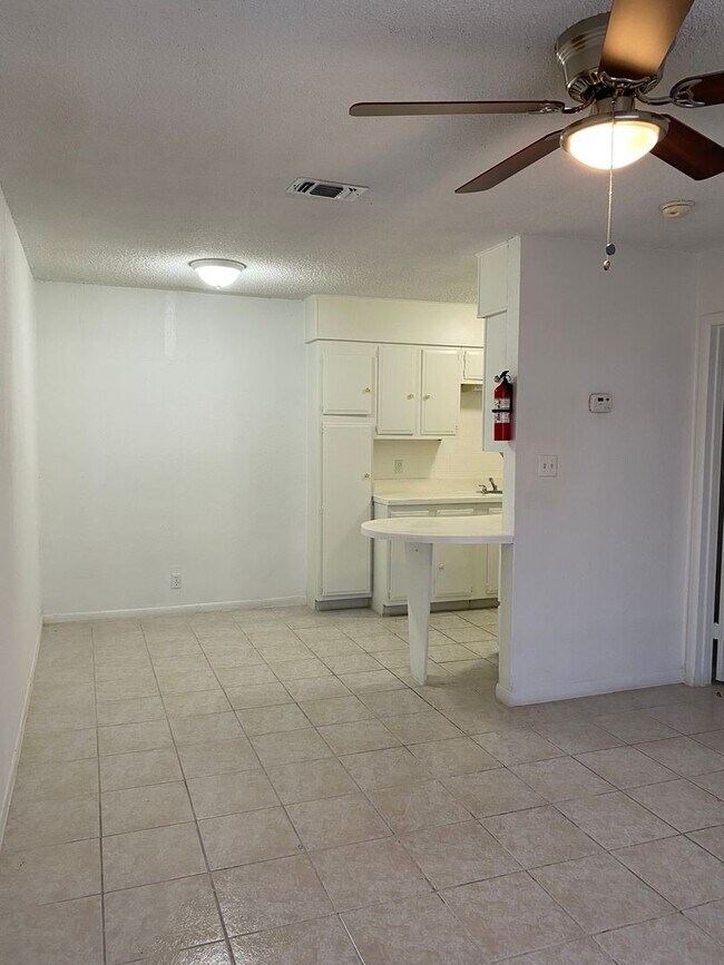 7770 Skolout St San Antonio, TX 78227 photo 2