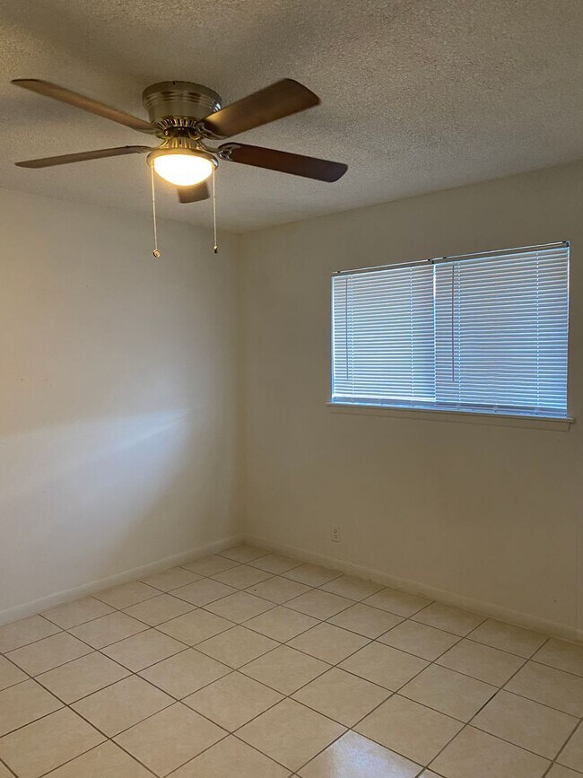 7770 Skolout St San Antonio, TX 78227 photo 3