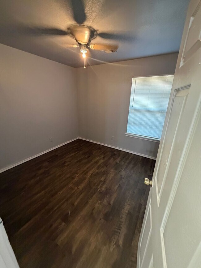 3604-3606 Laughton St Fort Worth, TX 76110 photo 4