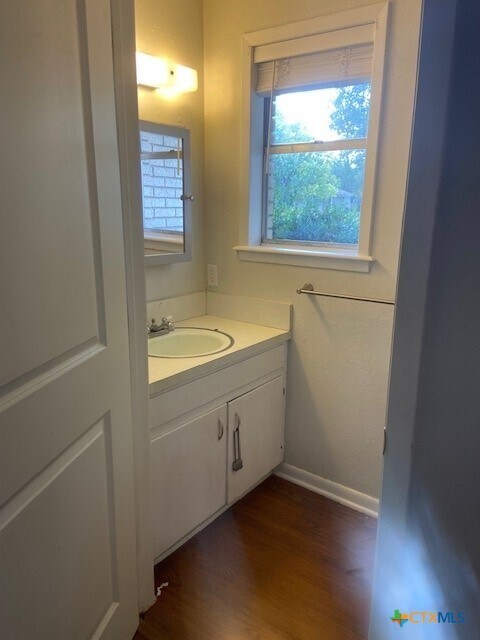 106 Huff St Luling, TX 78648 photo 3