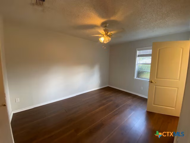 106 Huff St Luling, TX 78648 photo 4
