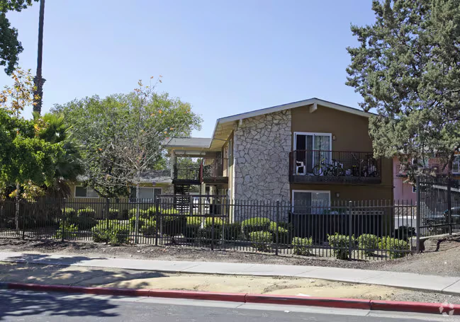 Lakeside Apartments photo 2