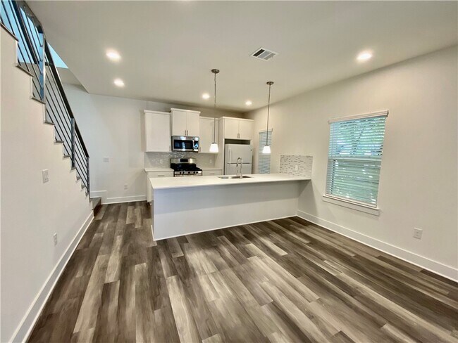 914 Vasquez St Austin, TX 78741 photo 3
