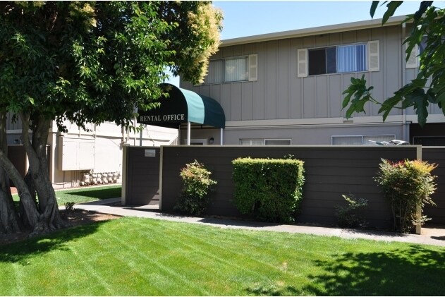 Santana Court Apartments photo 2