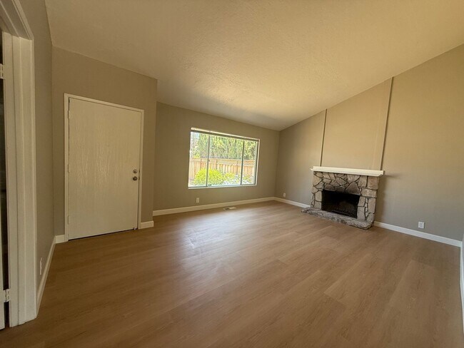 Spacious 3BD 2BA home with large fenced yard photo 5